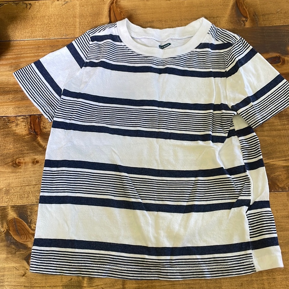 Old Navy Tee size 4T